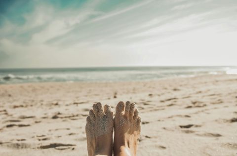 Hack: Talcum powder your sandy feet